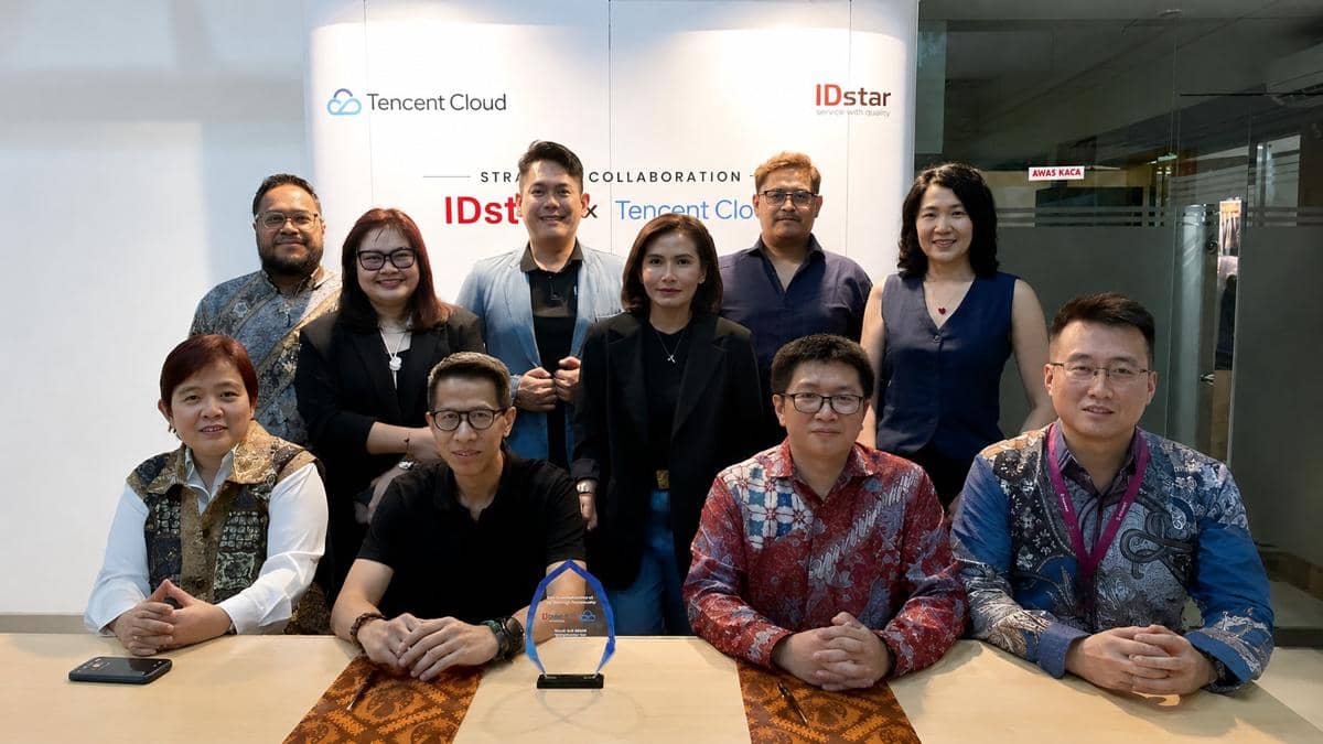 Photo 2 - Perwakilan IDstar dan Tencent Cloud Berfoto Bersama.jpg