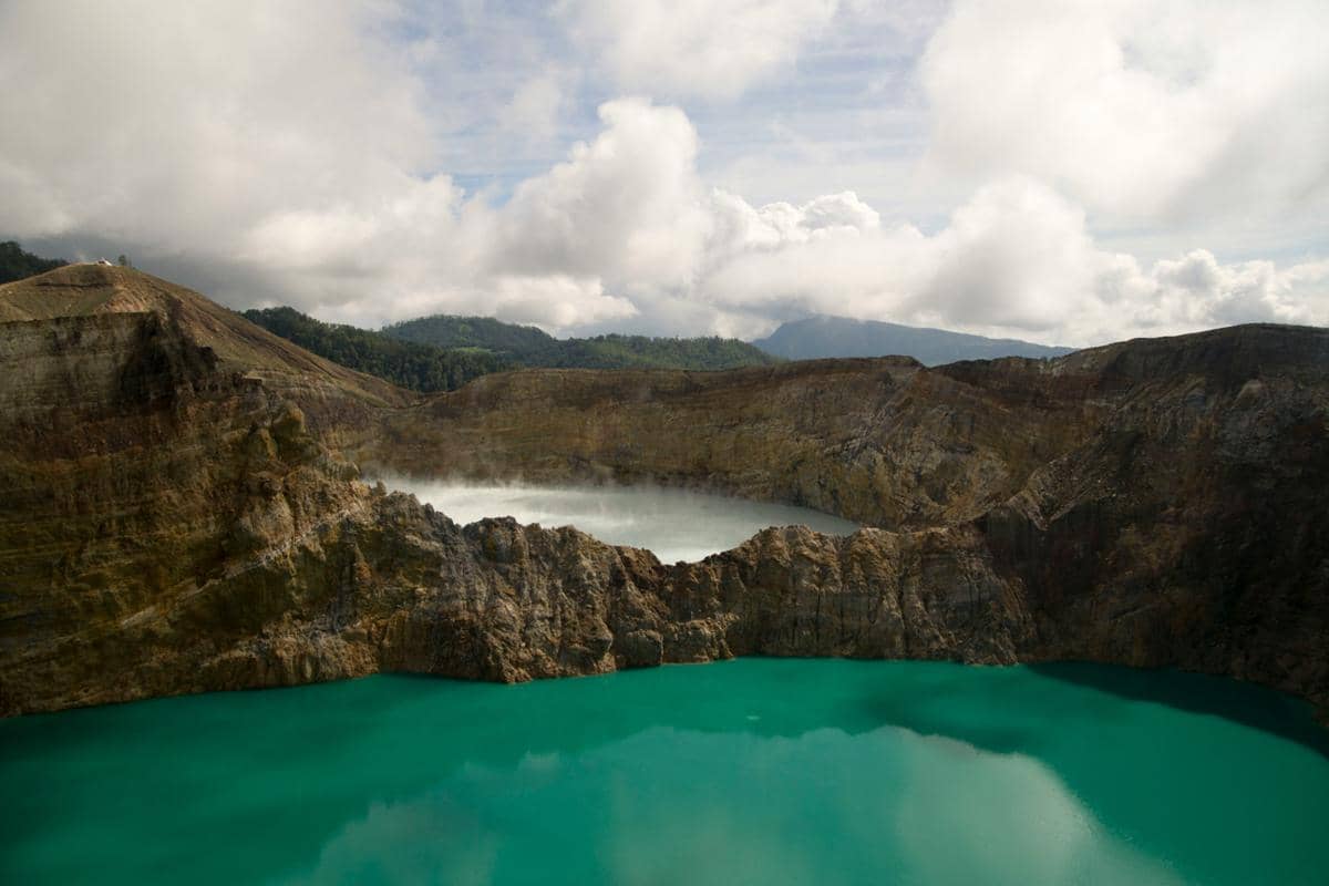 ilustrasi Danau Kawah Kelimutu 
