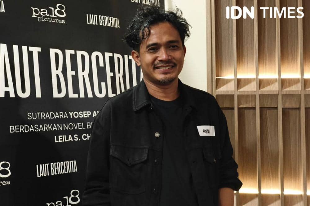 Potret Yosep Anggi Noen saat dijumpai dalam media luncheon film Laut Bercerita di Jakarta, Jumat (21/8/2026) (IDN Times/Juan Dwi)