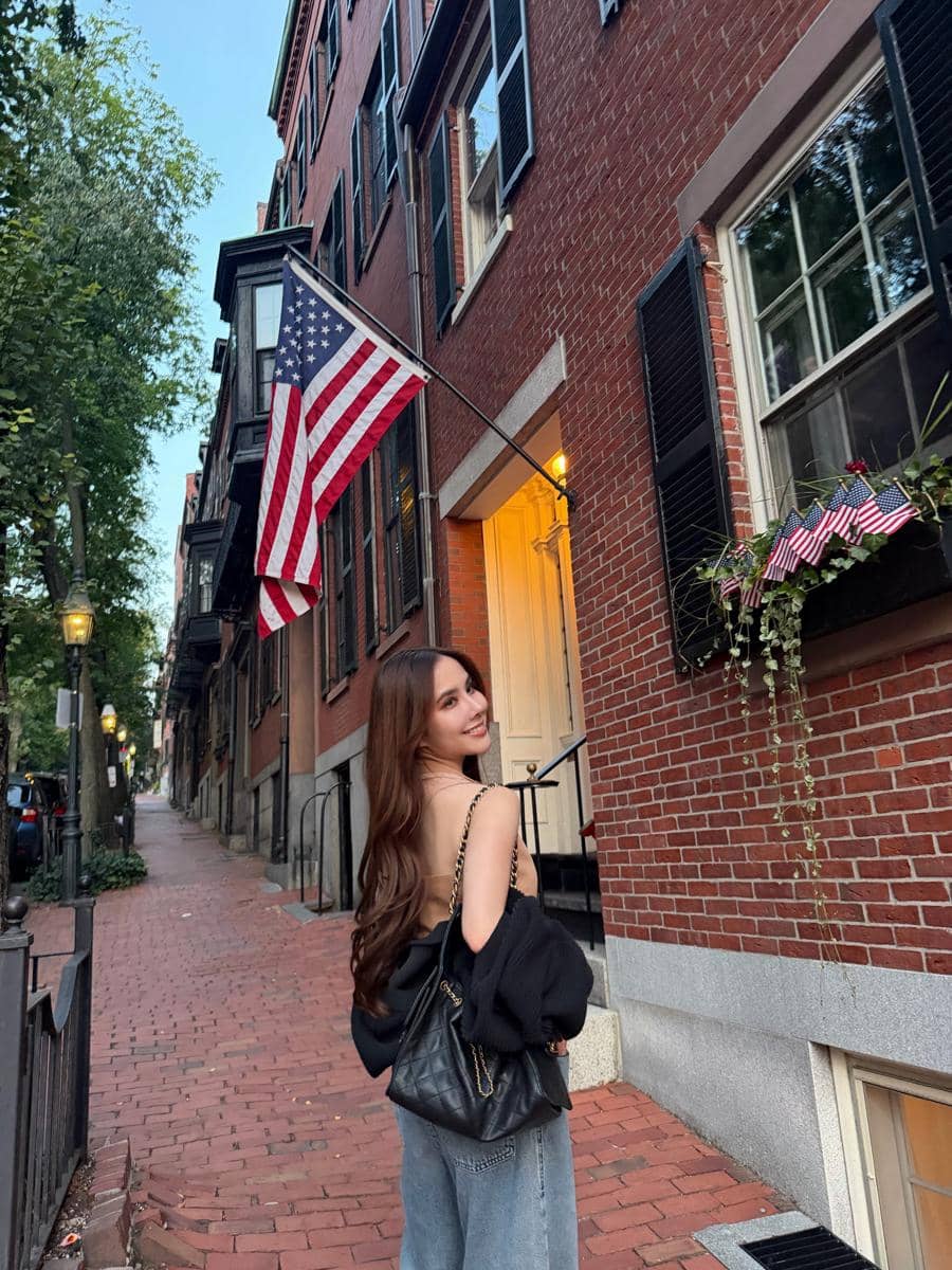 Agatha Chelsea jalan-jalan di sekitar Boston dan Cambridge