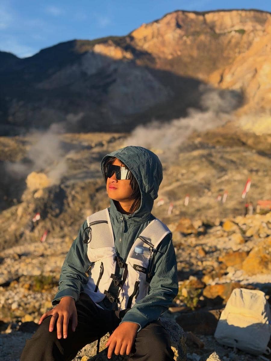 Anak Oki Setiana Dewi pertama kali mendaki Gunung Papandayan
