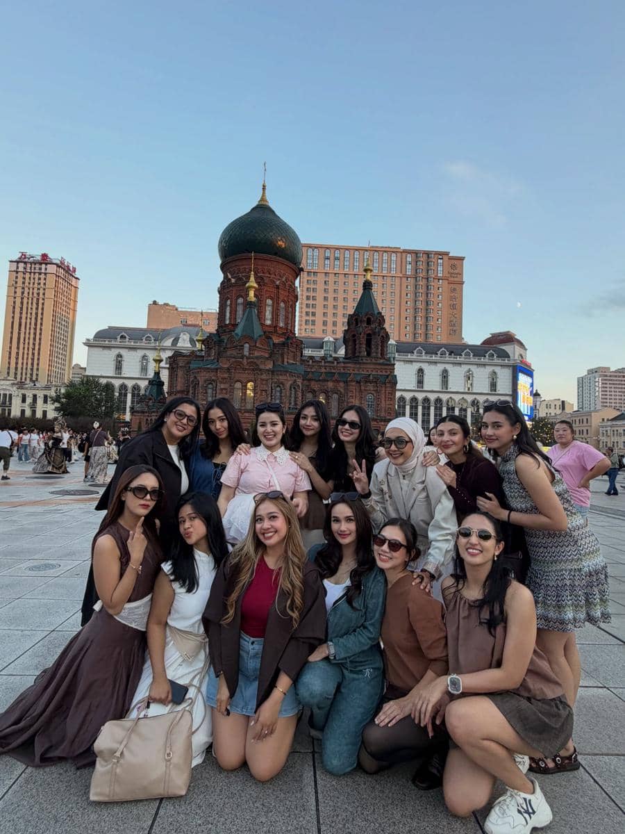 Sarah Keihl jalan-jalan di Kota Harbin bareng sahabat