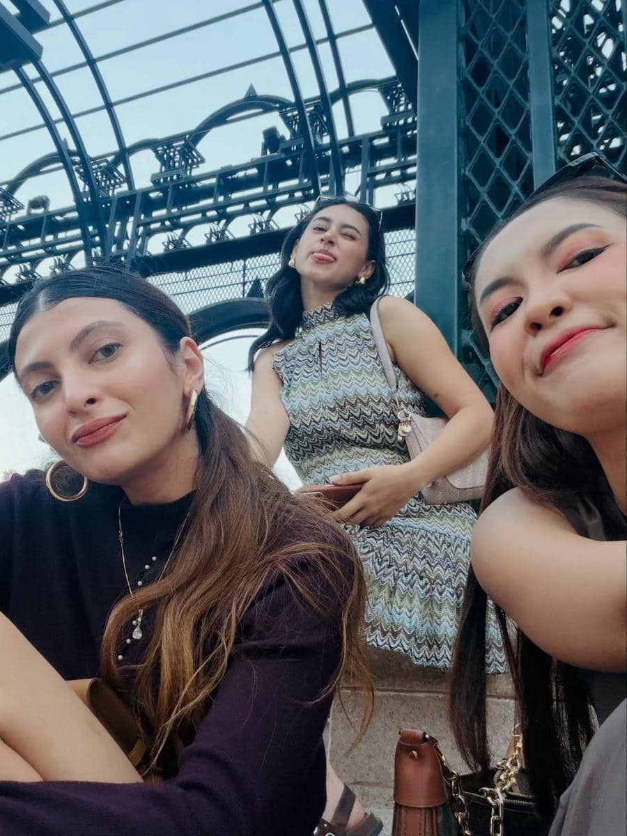 Sarah Keihl jalan-jalan di Kota Harbin bareng sahabat