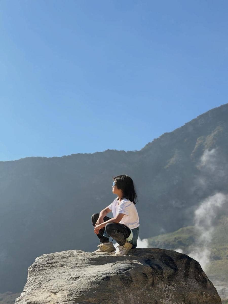Anak Oki Setiana Dewi pertama kali mendaki Gunung Papandayan