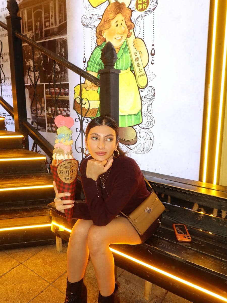 Sarah Keihl jalan-jalan di Kota Harbin bareng sahabat