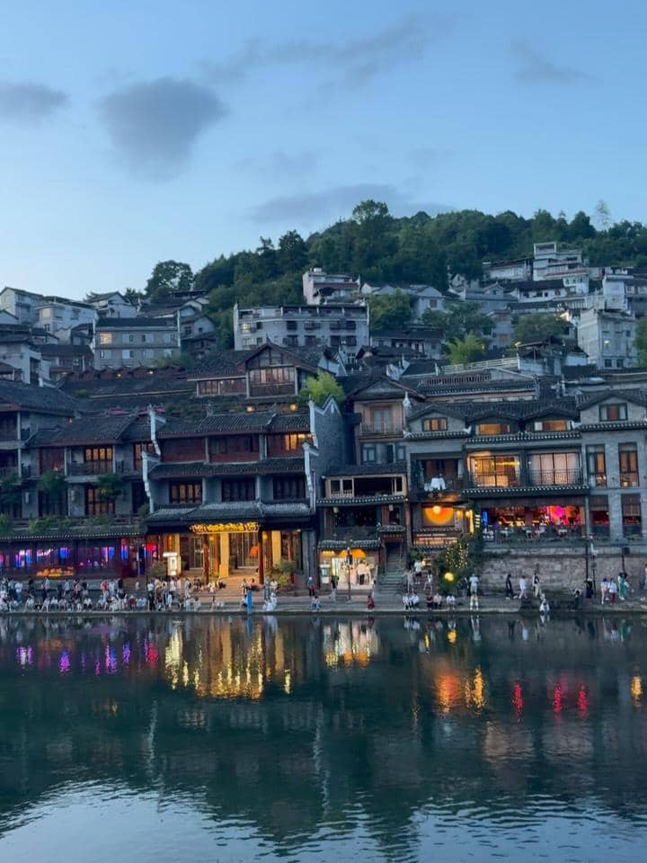 Dea Ananda saat jalan-jalan di Kota Fenghuang