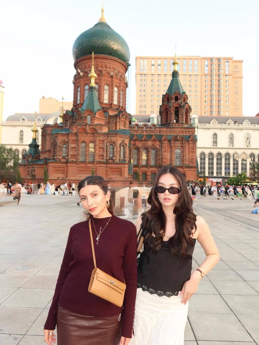 Sarah Keihl jalan-jalan di Kota Harbin bareng sahabat