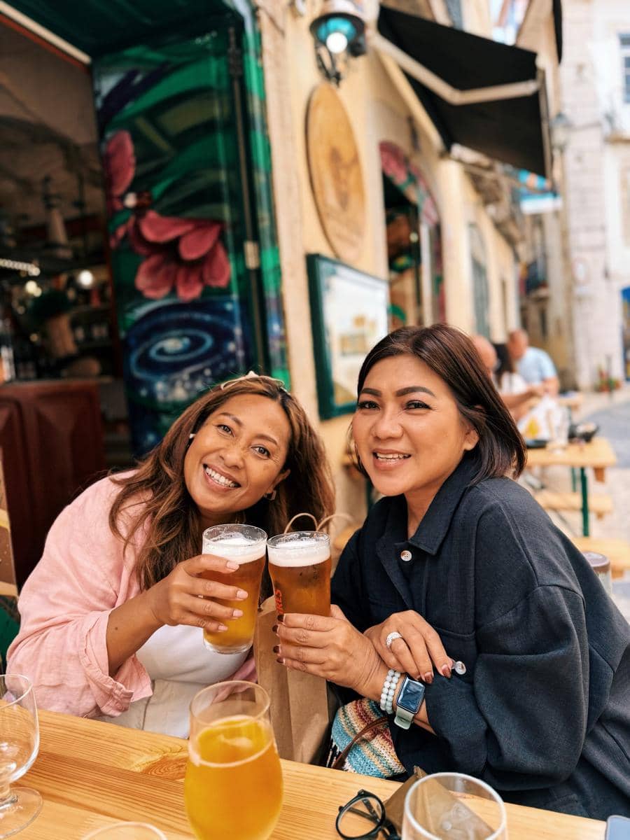 Angela Gilsha saat liburan di Lisbon