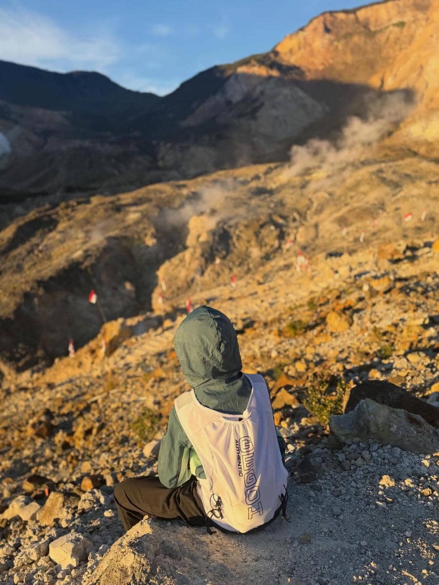 Anak Oki Setiana Dewi pertama kali mendaki Gunung Papandayan