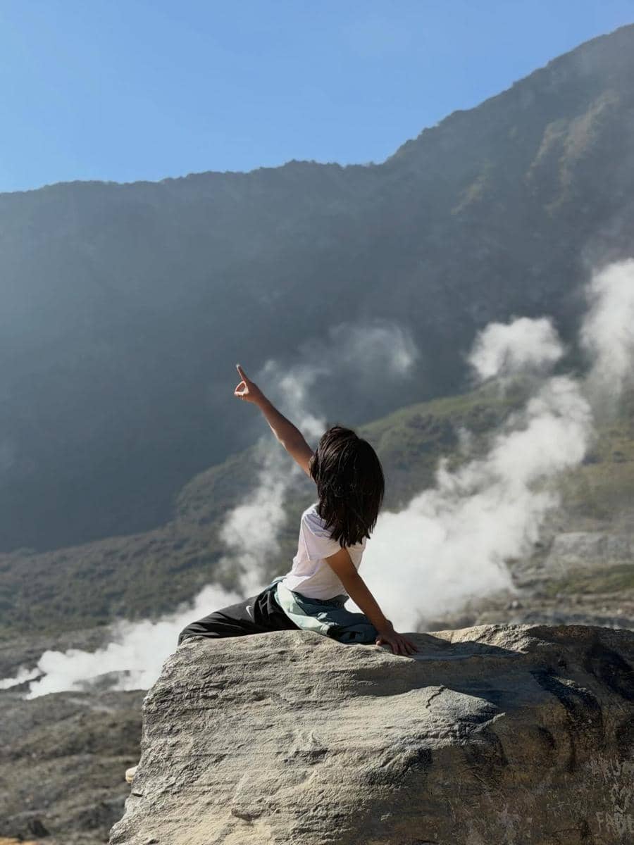 Anak Oki Setiana Dewi pertama kali mendaki Gunung Papandayan