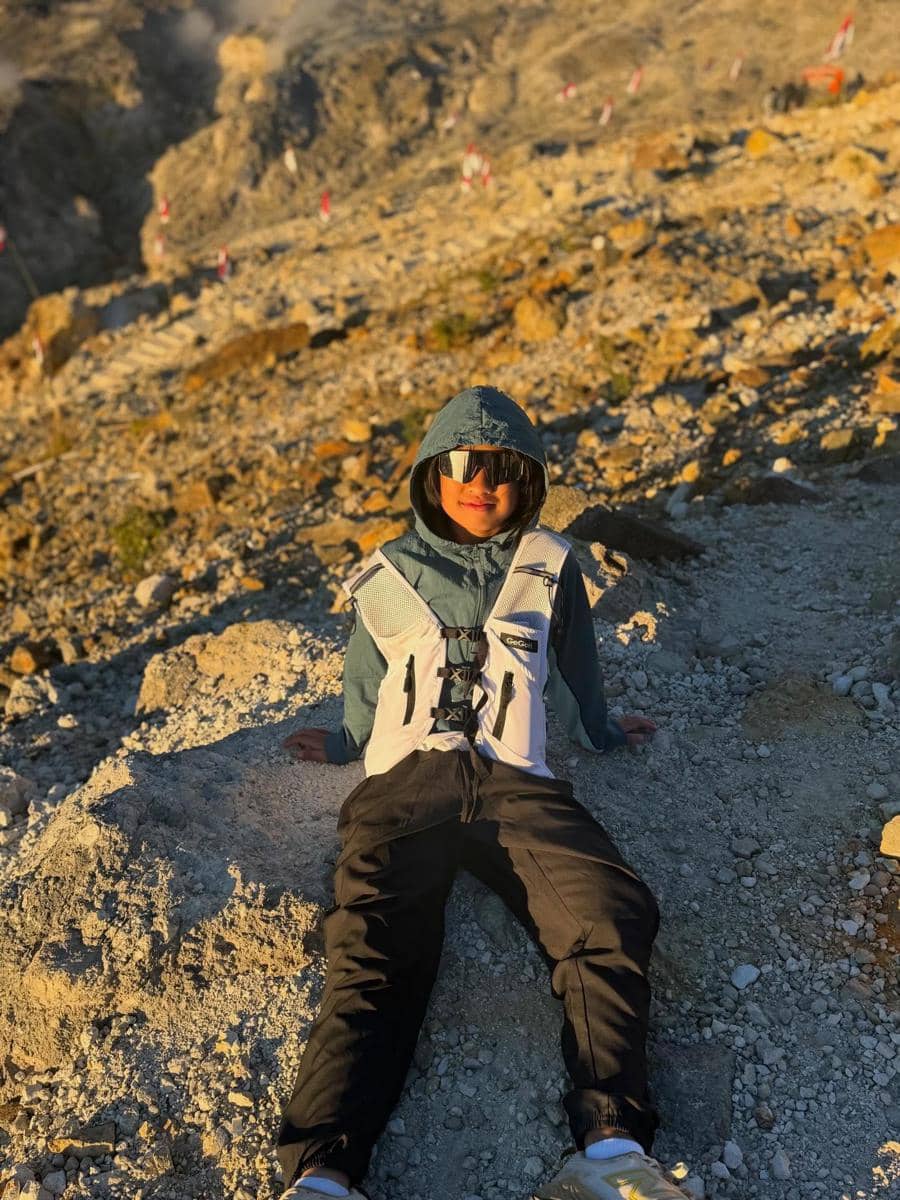 Anak Oki Setiana Dewi pertama kali mendaki Gunung Papandayan