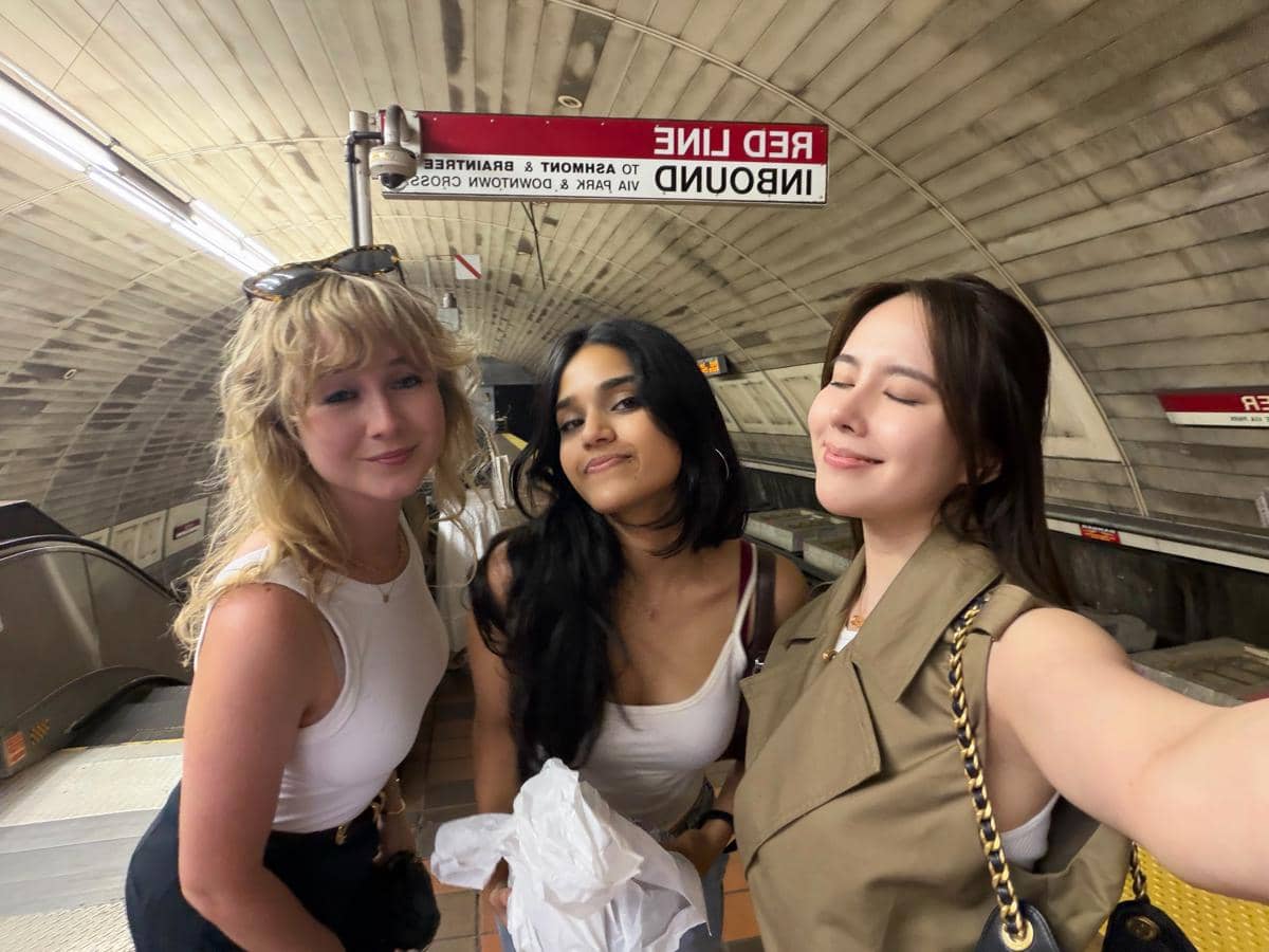 Agatha Chelsea jalan-jalan di sekitar Boston dan Cambridge
