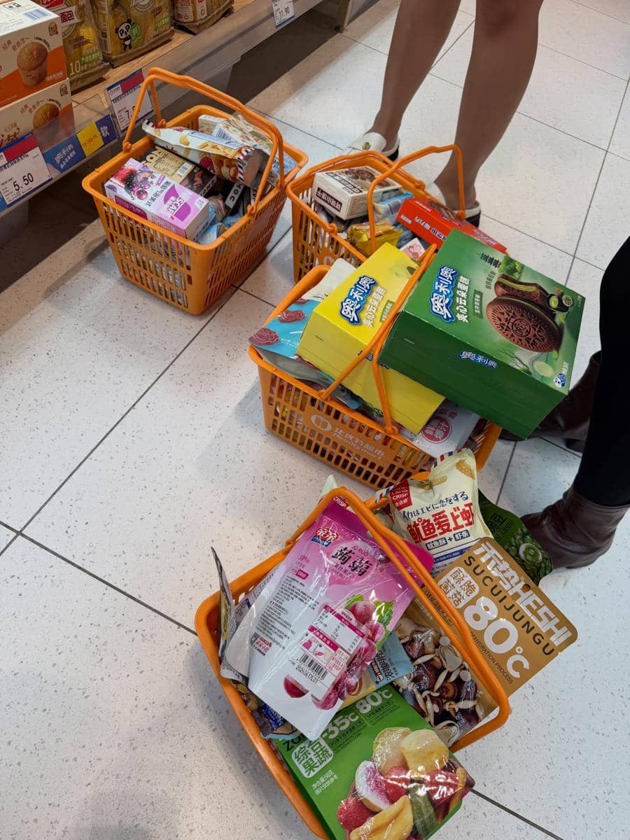 Sarah Keihl jalan-jalan di Kota Harbin bareng sahabat