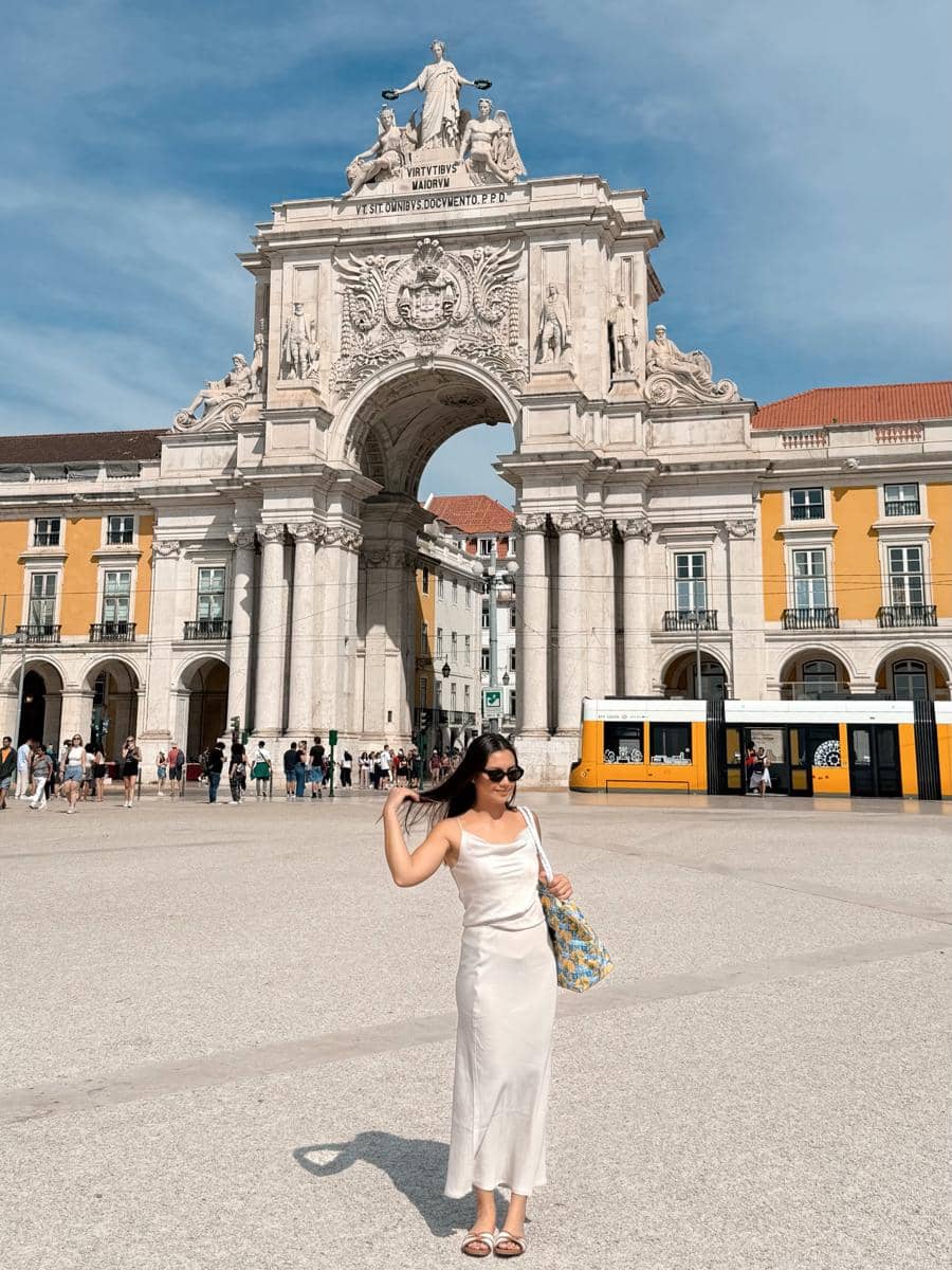 Angela Gilsha saat liburan di Lisbon