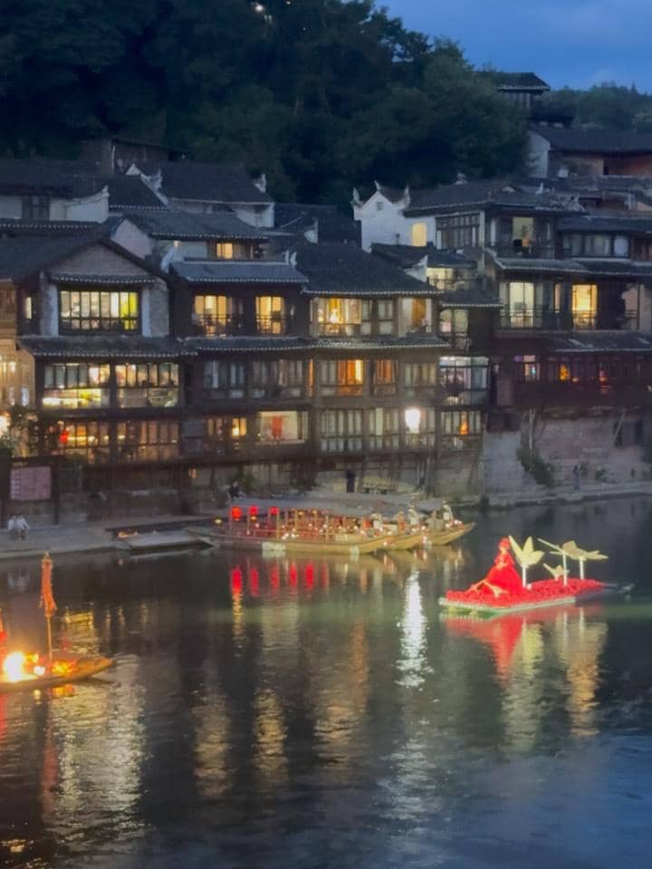 Dea Ananda saat jalan-jalan di Kota Fenghuang