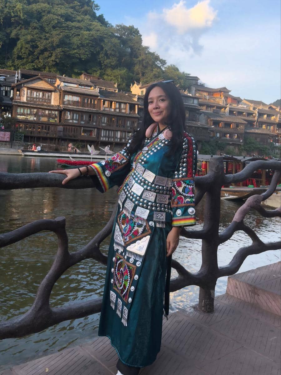 Dea Ananda saat jalan-jalan di Kota Fenghuang