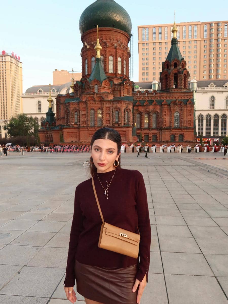 Sarah Keihl jalan-jalan di Kota Harbin bareng sahabat