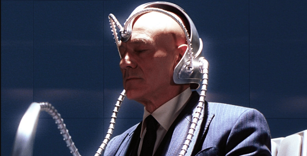 Charles Xavier alias Professor X menggunakan Cerebro, perangkat pencari mutan dalam kisah X-Men.