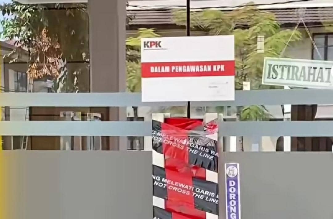 Pintu ruangan di lantai tiga Unsoed Purwokerto disegel KPK dengan tanda penyegelan pada Jumat, 21 Agustus 2026.