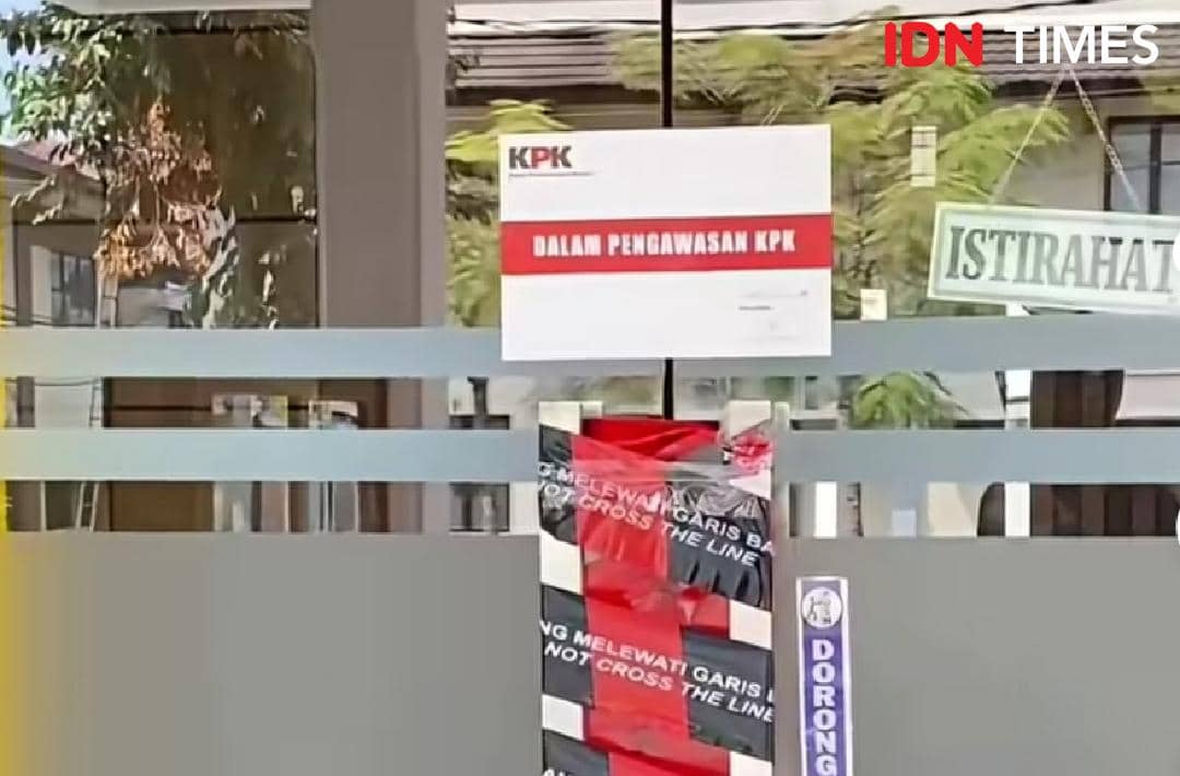 Pintu ruangan di lantai tiga Unsoed Purwokerto disegel KPK dengan tanda penyegelan pada Jumat, 21 Agustus 2026.