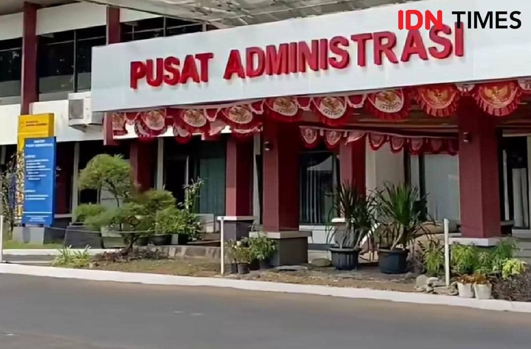 Suasana kampus Unsoed Purwokerto tampak normal dan tenang pada Jumat pascapenangkapan sejumlah pejabat kampus.