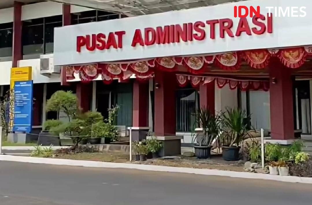 Suasana kampus Unsoed Purwokerto tampak normal dan tenang pada Jumat pascapenangkapan sejumlah pejabat kampus.