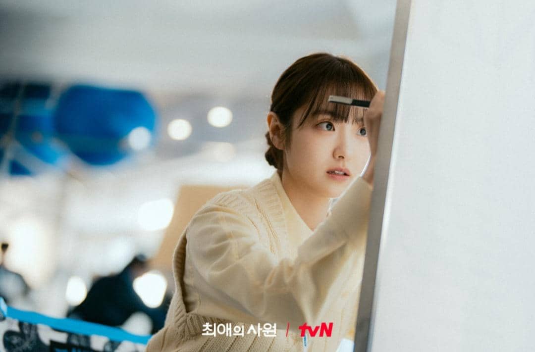 Cuplikan drama Korea My Bias, My Boss dari tvN dalam tangkapan layar promosi resmi serial tersebut.