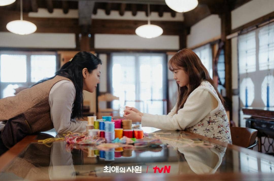Tangkapan layar cuplikan drama Korea My Bias, My Boss yang ditayangkan melalui kanal tvN secara resmi.