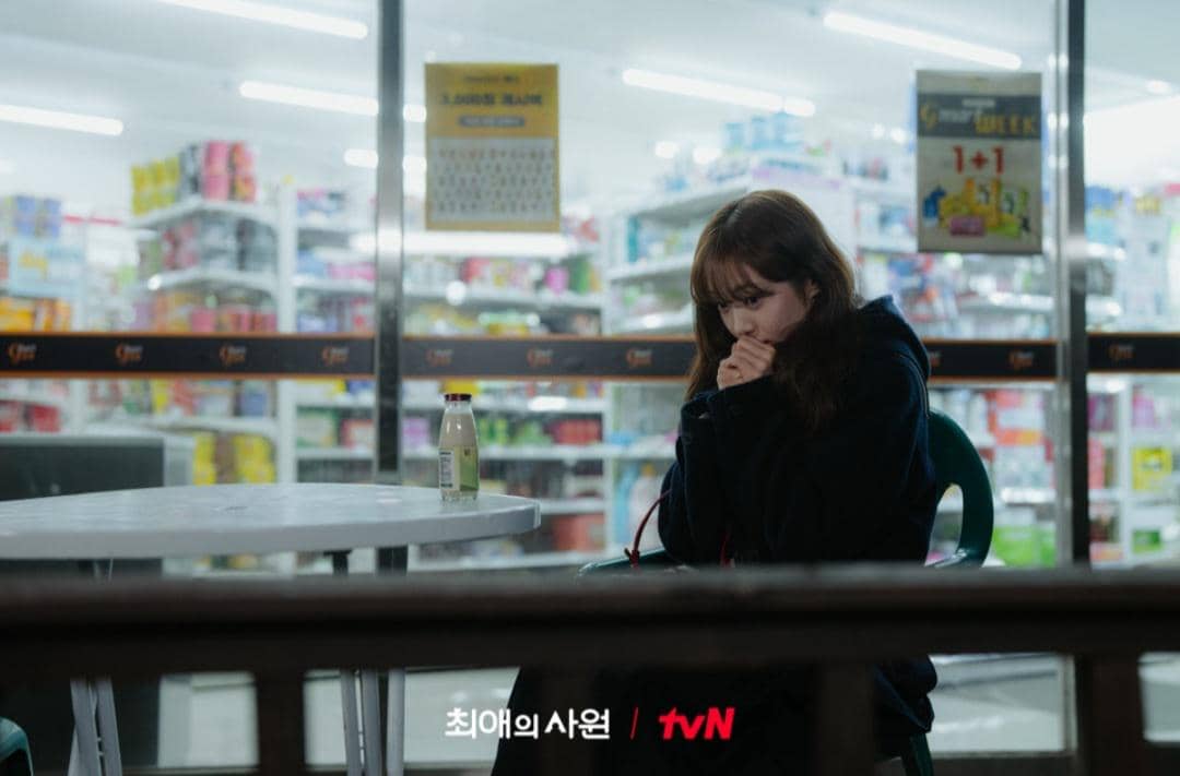 Cuplikan adegan drama Korea My Bias, My Boss dengan keterangan dokumentasi dari tvN pada materi serial.