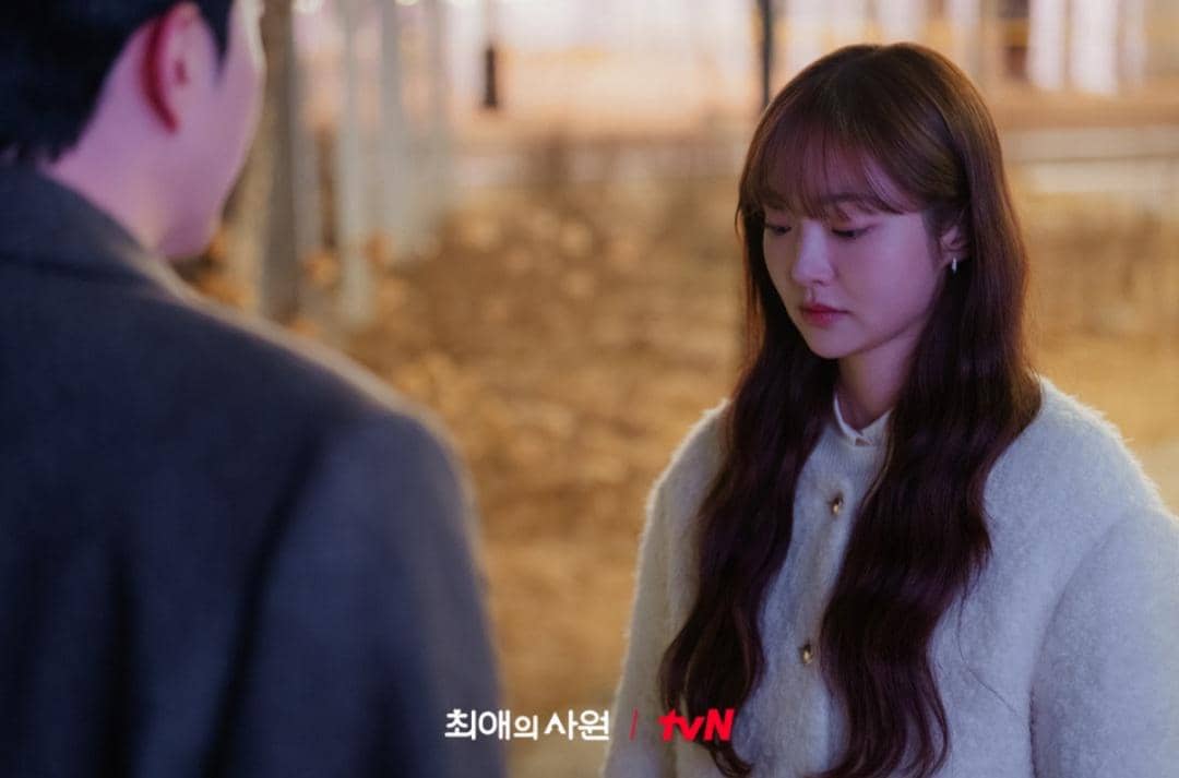 Cuplikan adegan drama Korea My Bias, My Boss dalam materi promosi resmi tvN yang diabadikan sebagai tangkapan layar.