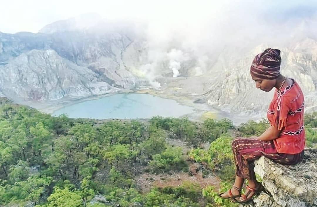 kawah di Gunung Sirung 