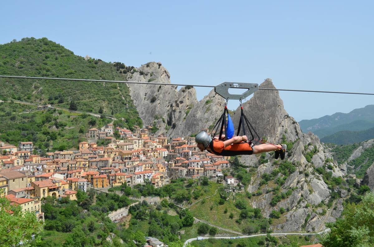 Wahana Volo dell’Angelo atau penerbangan malaikat menghubungkan desa Castelmezzano dengan desa Pietrapertosa melewati jalur udara. (commons.wikimedia.org/Lorenzo Palazzo)