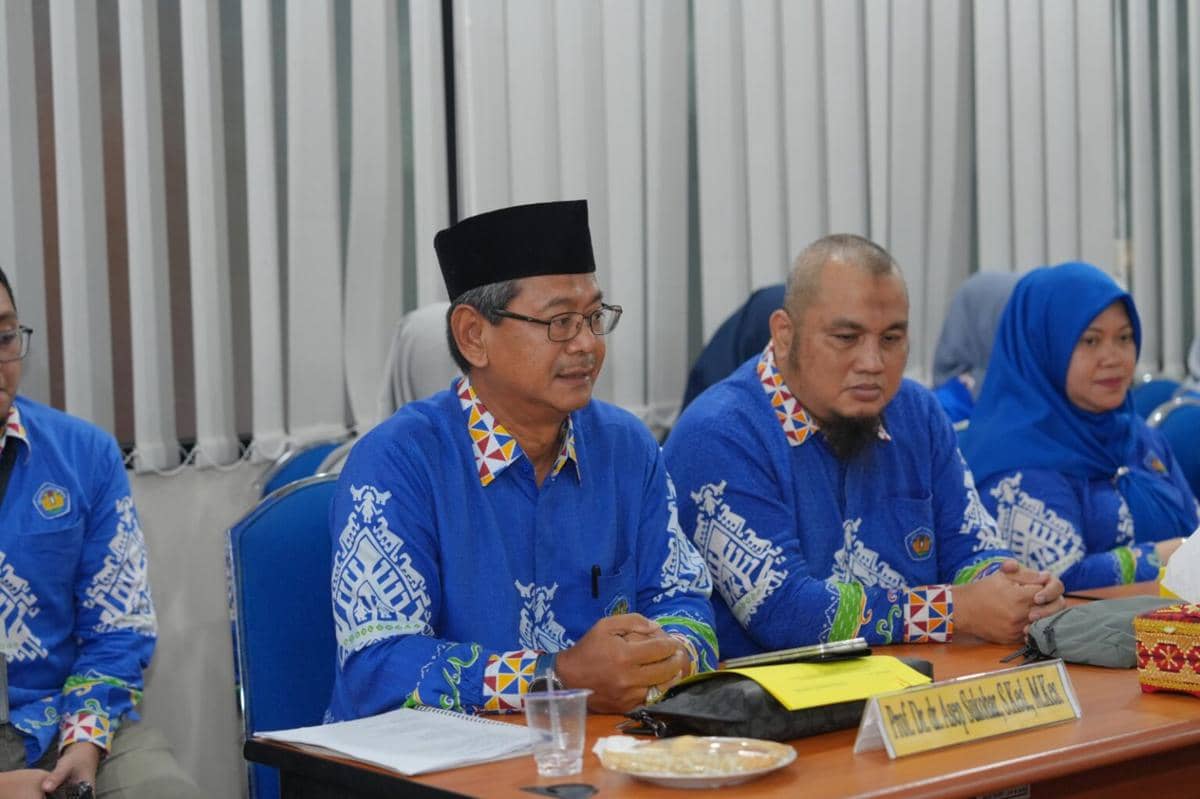 Prof Asep Sukohar menyerahkan formulir pendaftaran bakal calon rektor Unila 2027 dalam proses pendaftaran.