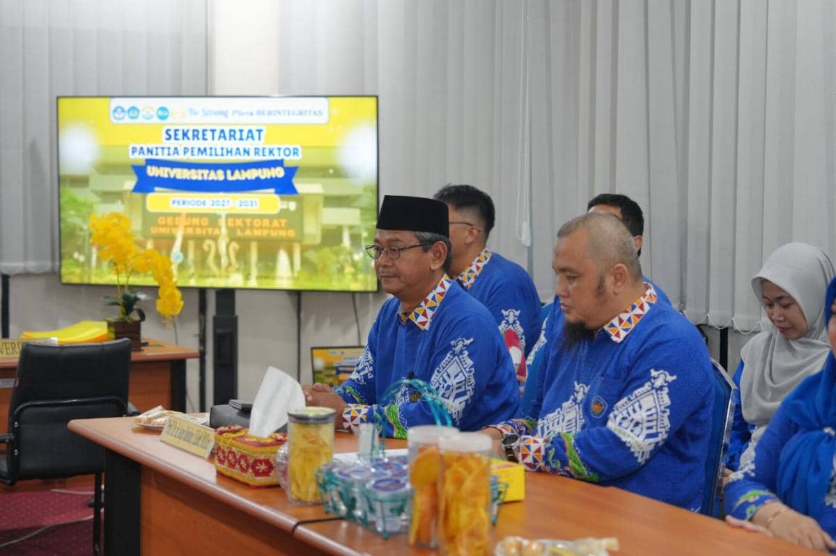 Prof Asep Sukohar menyerahkan formulir pendaftaran sebagai bakal calon rektor Unila untuk tahun 2027 mendatang.