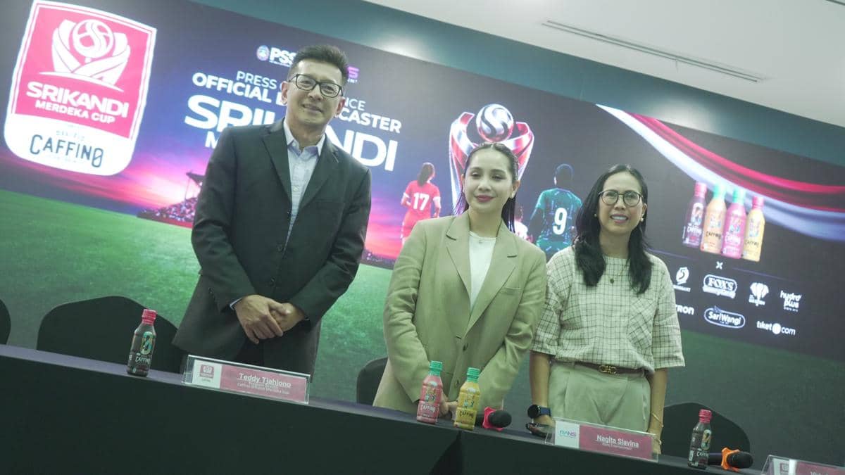 Perwakilan PSSI dan RANS Entertainment menghadiri sesi jumpa pers Srikandi Merdeka Cup di depan backdrop acara.