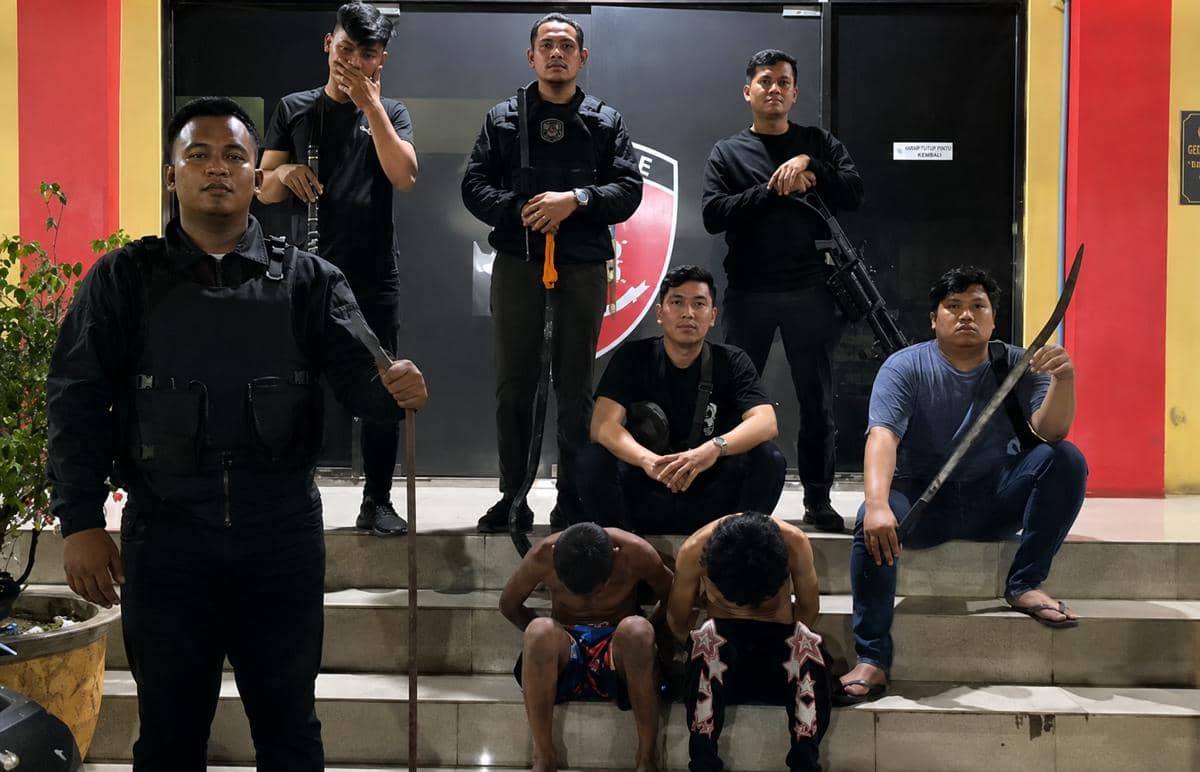Tim Macan Tangkap 2 Pelaku Tawuran di Helvetia, 4 Sajam Disita