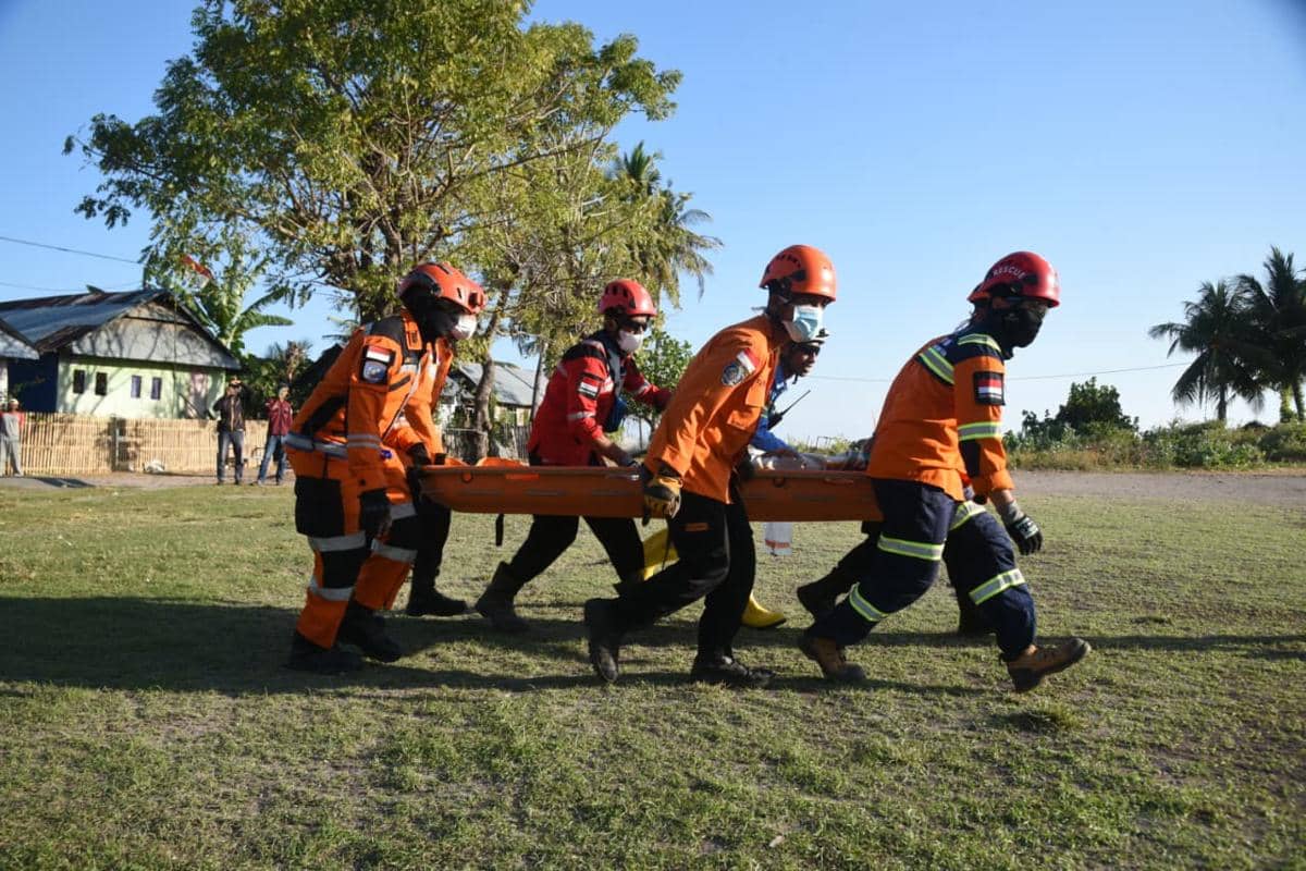 Evakuasi korban gempa oleh Tim SAR. (Dok. Basarnas Maumere)