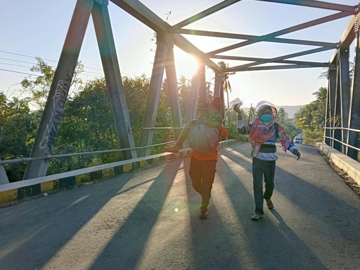 Tim SAR Gendong Korban Kritis Lintasi Jembatan Rusak di Manggarai Timur