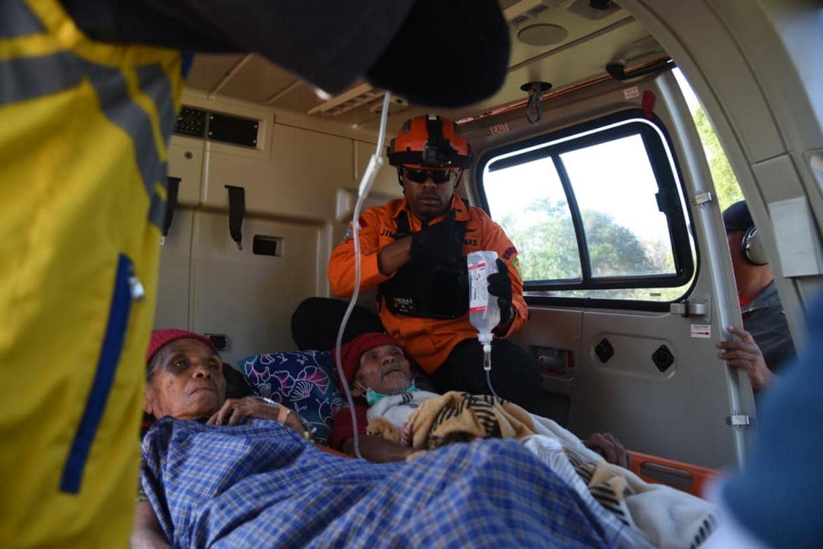 Evakuasi korban gempa oleh Tim SAR. (Dok. Basarnas Maumere)