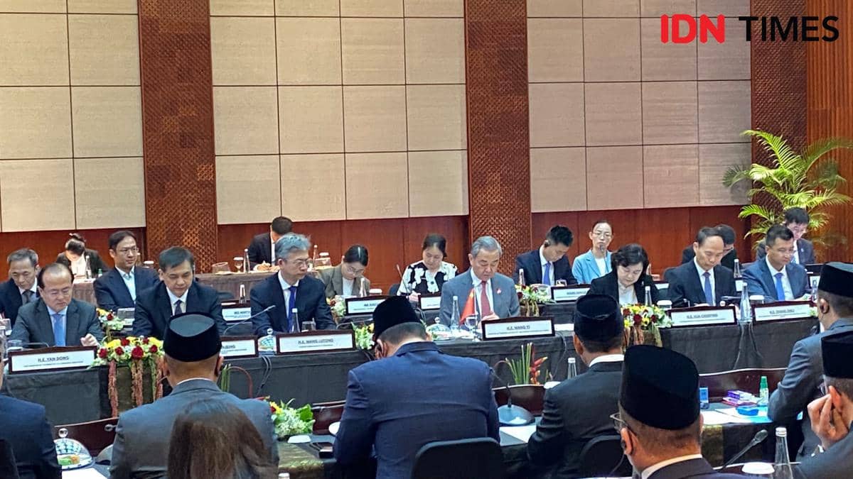 Menlu China Wang Yi saat membuka pertemuan perdana Dialog Strategis Komprehensif Indonesia-China di Kementerian Luar Negeri RI, Jakarta. (ID