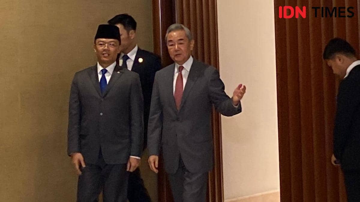 Menlu Sugiono dan Menlu China Wang Yi usai melakukan tete a tete di Kementerian Luar Negeri, Jakarta, Jumat (21/8/2026). (IDN Times/Marcheil