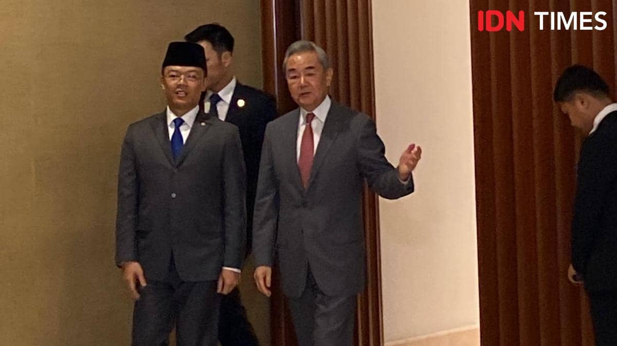 Menlu Sugiono dan Menlu China Wang Yi usai melakukan tete a tete di Kementerian Luar Negeri, Jakarta, Jumat (21/8/2026). (IDN Times/Marcheil