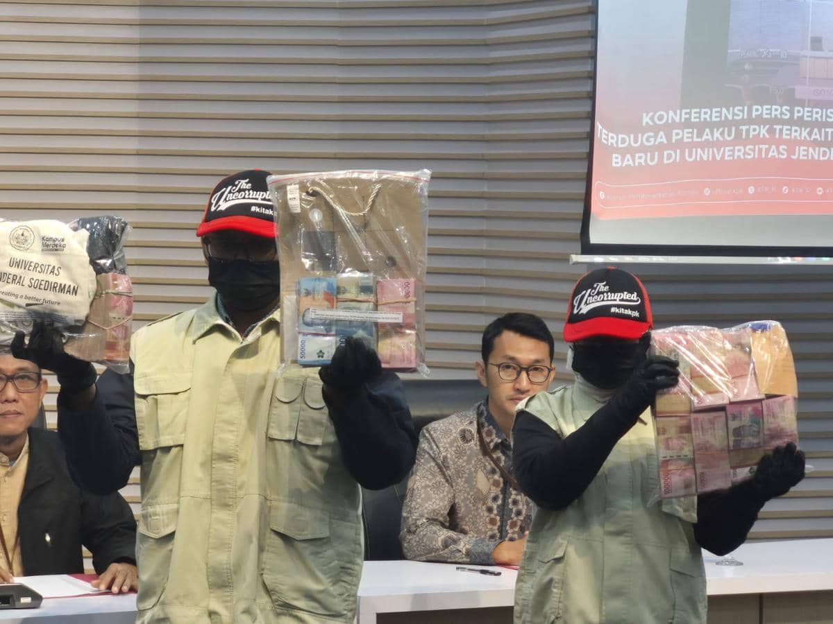 Tim penyidik KPK ketika menunjukkan barang bukti dari OTT terhadap rektor Universitas Jenderal Soedirman.
