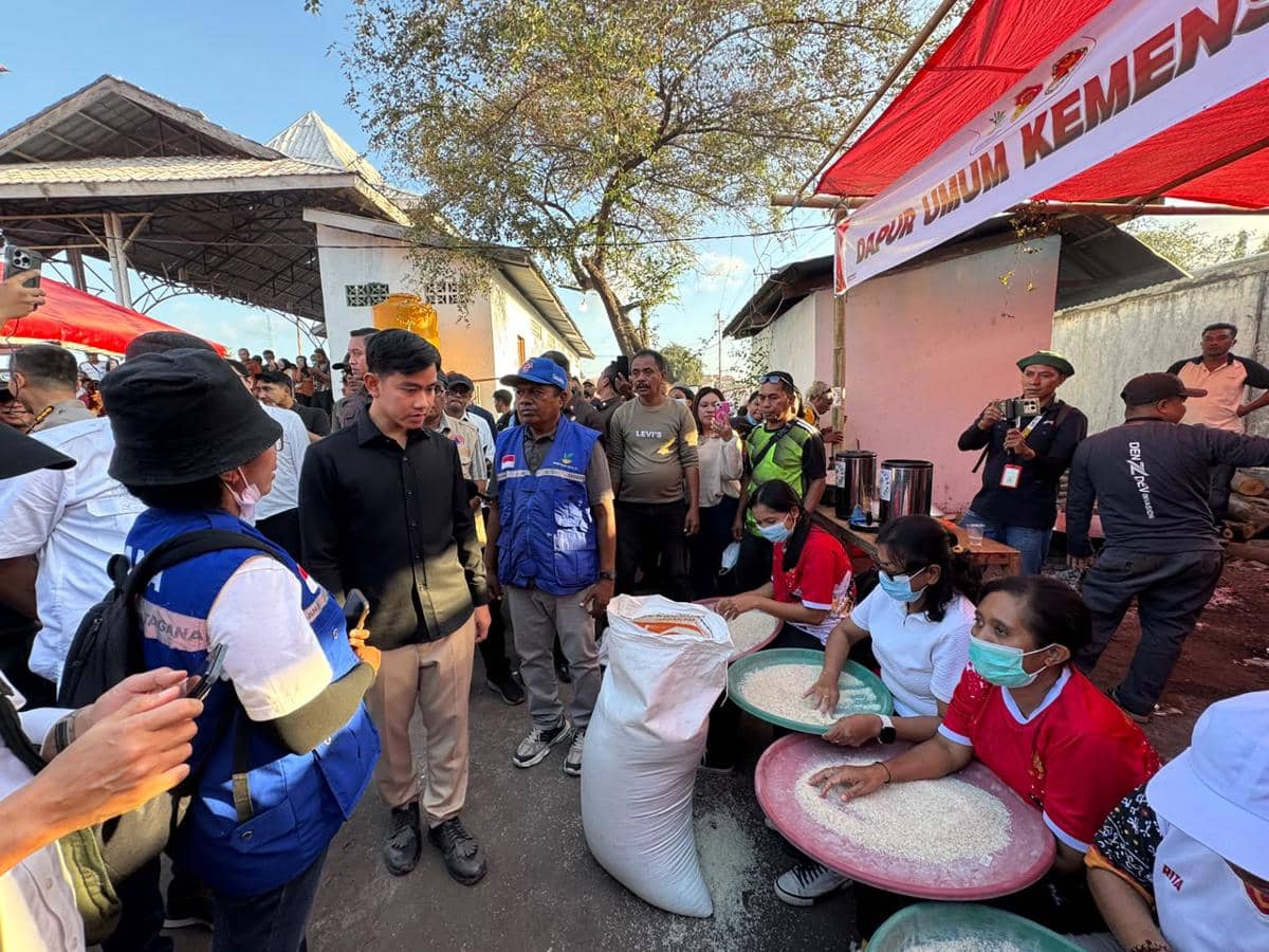 Wakil Presiden (Wapres) Gibran Rakabuming hadir di tengah warga terdampak gempa bumi di Kabupaten Sikka. Gibran meninjau langsung posko peng
