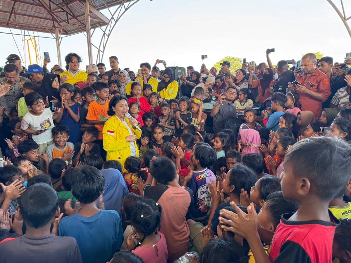 Wakil Presiden (Wapres) Gibran Rakabuming hadir di tengah warga terdampak gempa bumi di Kabupaten Sikka. Gibran meninjau langsung posko peng