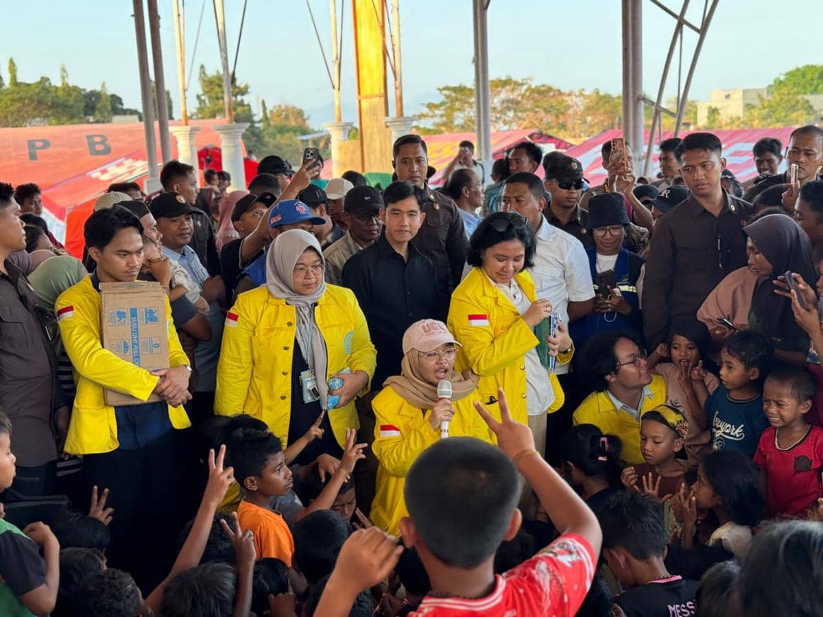 Wakil Presiden (Wapres) Gibran Rakabuming hadir di tengah warga terdampak gempa bumi di Kabupaten Sikka. Gibran meninjau langsung posko peng