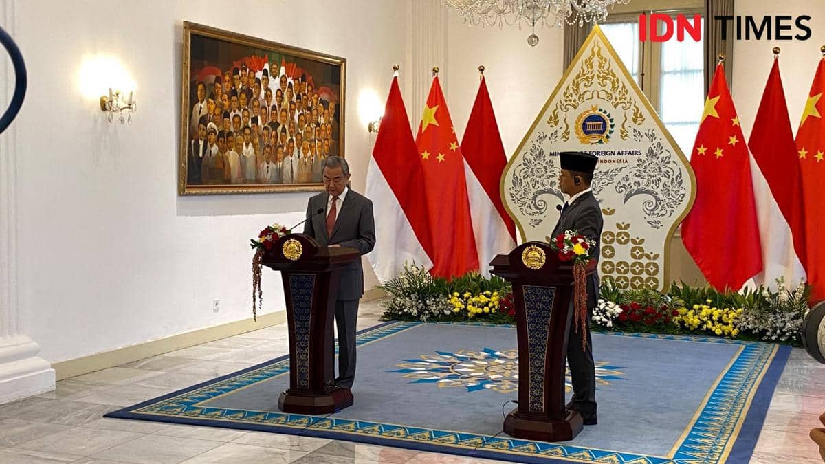 Menlu China Wang Yi dan Menlu Sugiono dalam joint press statement usai Dialog Strategis Komprehensif Indonesia-China.