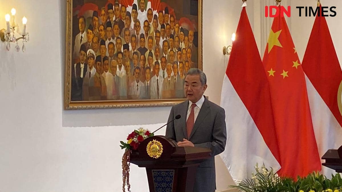 Menlu China Wang Yi dalam joint press statement dengan Menlu Sugiono usai Dialog Strategis Komprehensif Indonesia-China. 