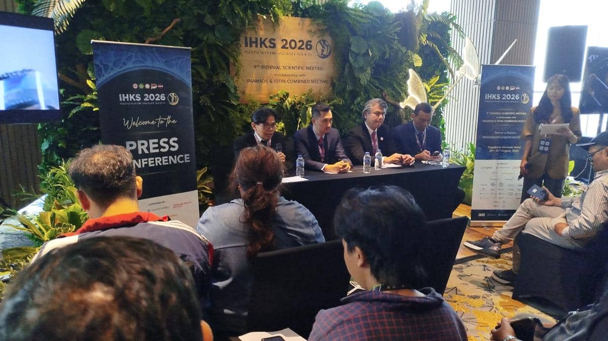 Jumpa pers forum ilmiah internasional Indonesian Hip and Knee Society (IHKS) 2026 di Yogyakarta. (IDN Times/Herlambang Jati Kusumo)