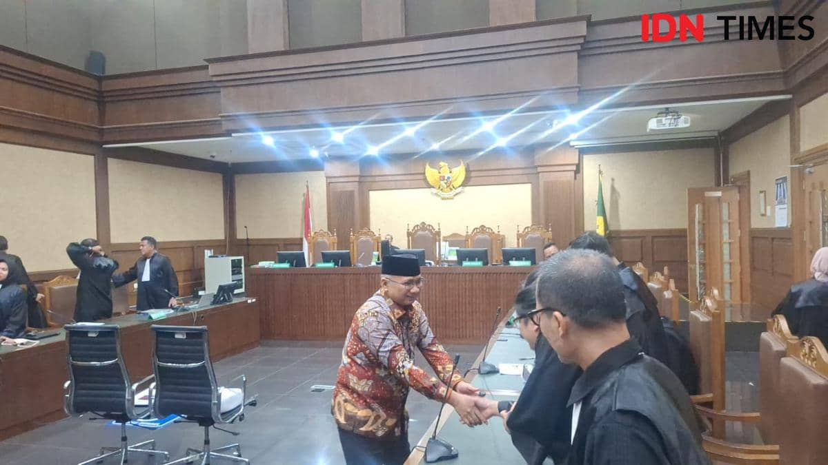 Pendukung Eks Menag Yaqut Kembali Lantunkan Selawat di Ruang Sidang